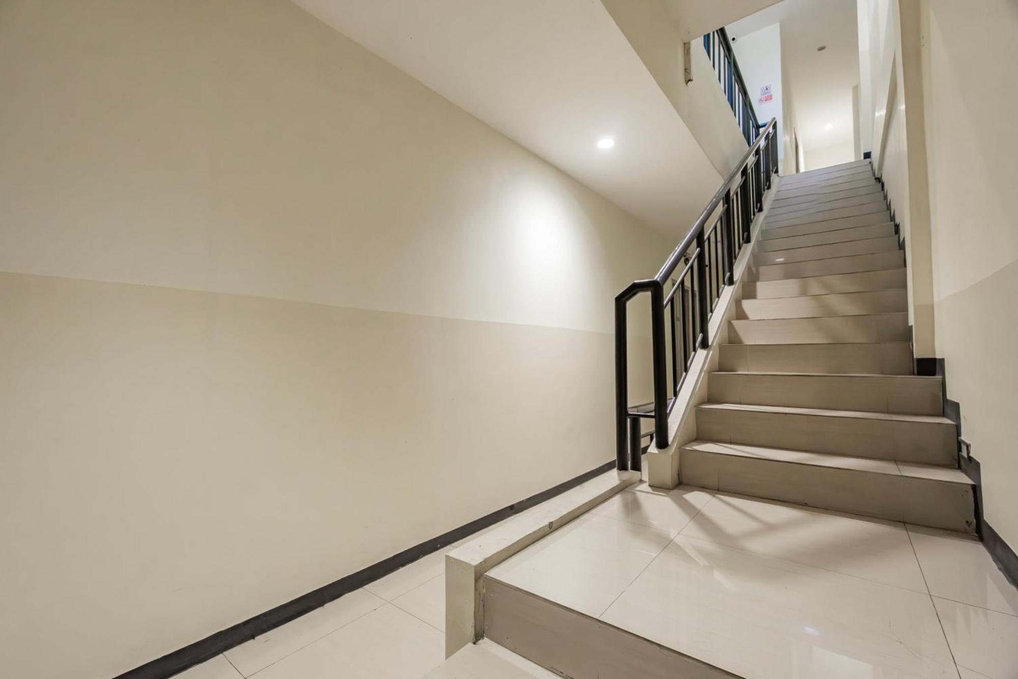 OYO 1091 Ace Business Hotel Galaxy Syariah Surabaya Bagian luar foto