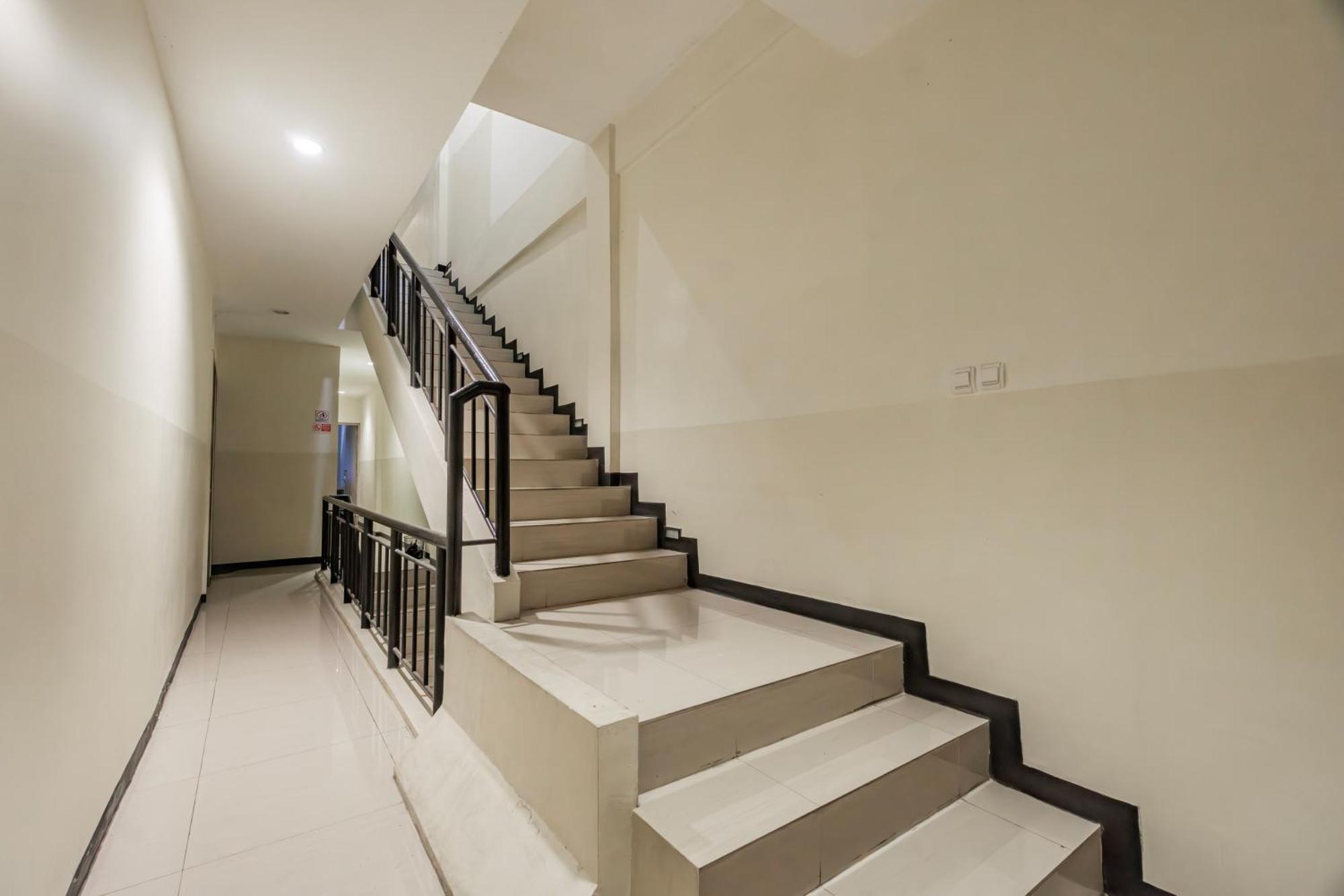OYO 1091 Ace Business Hotel Galaxy Syariah Surabaya Bagian luar foto