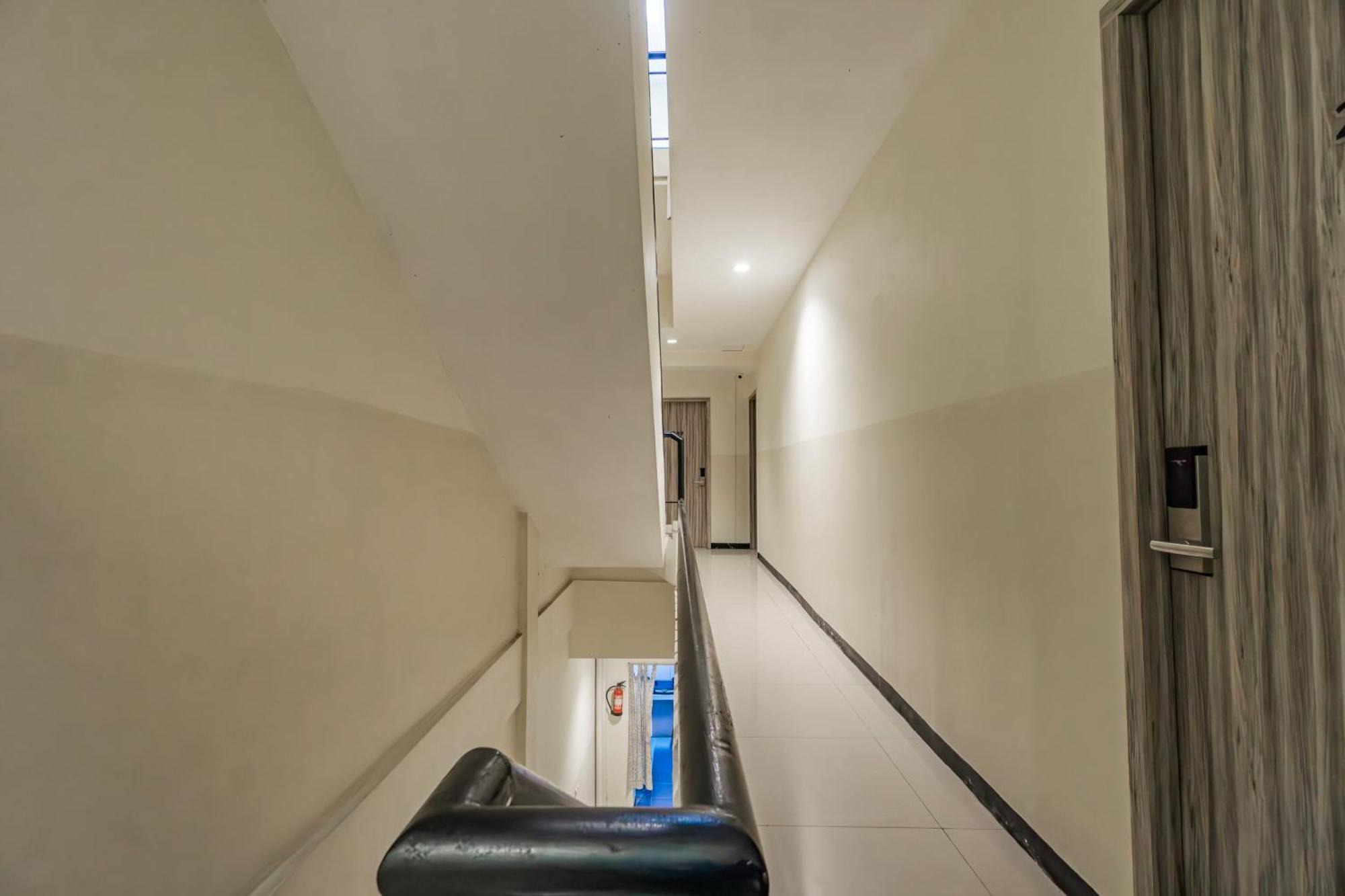 OYO 1091 Ace Business Hotel Galaxy Syariah Surabaya Bagian luar foto