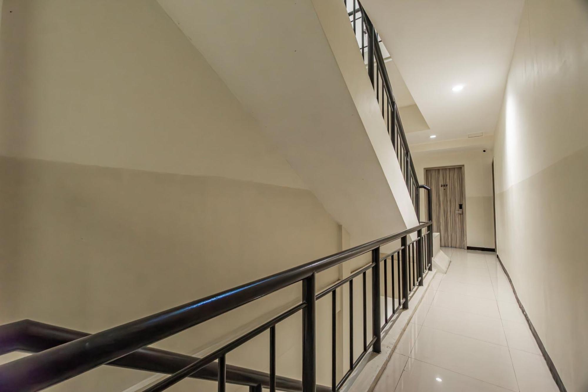 OYO 1091 Ace Business Hotel Galaxy Syariah Surabaya Bagian luar foto