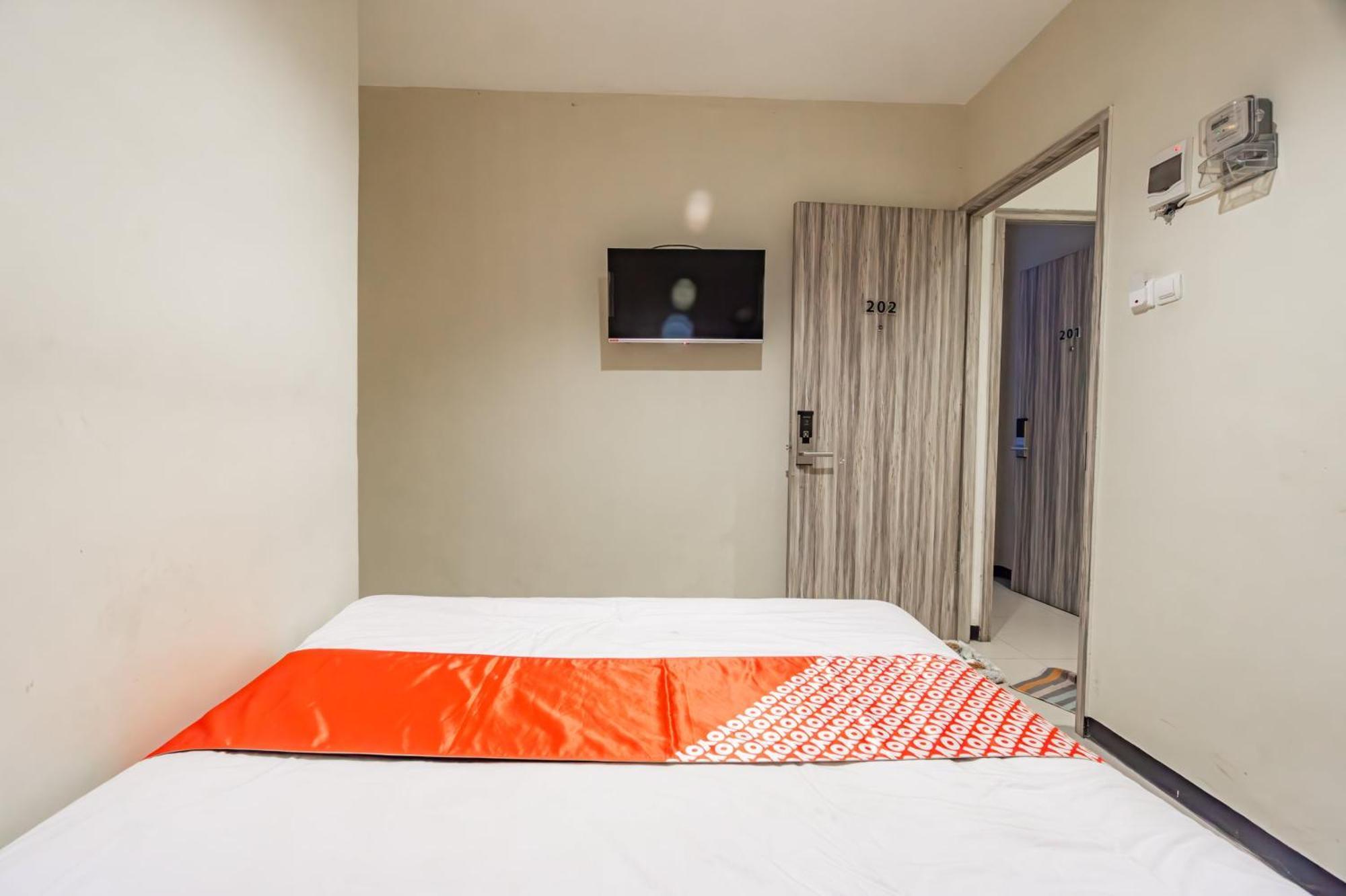 OYO 1091 Ace Business Hotel Galaxy Syariah Surabaya Bagian luar foto