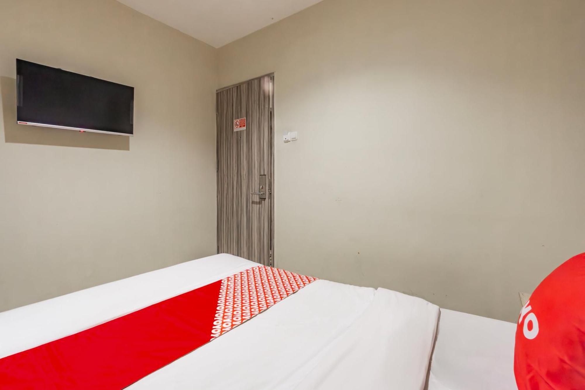 OYO 1091 Ace Business Hotel Galaxy Syariah Surabaya Bagian luar foto