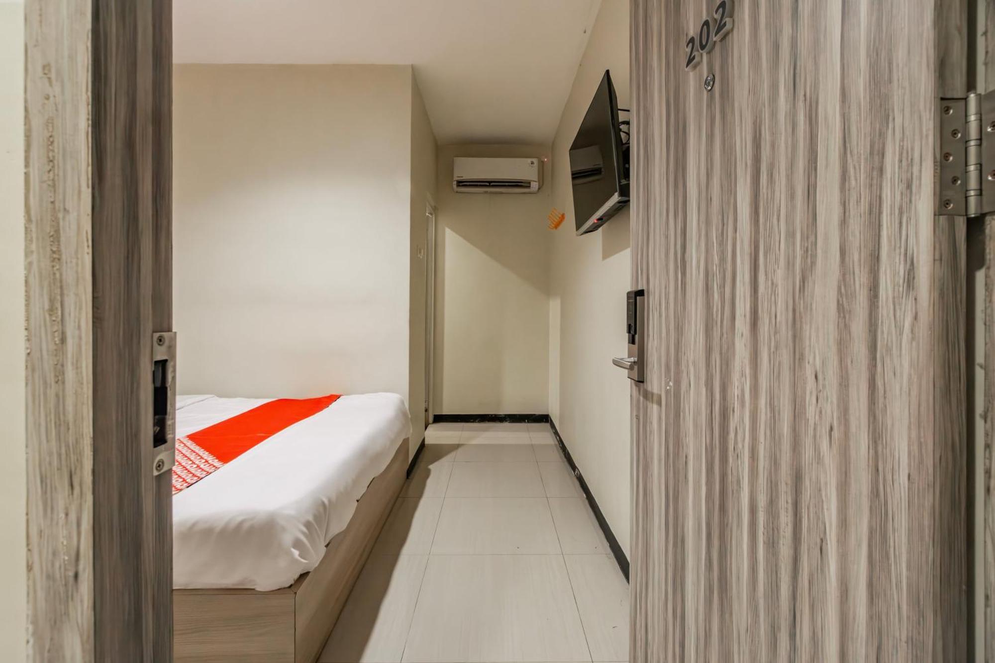 OYO 1091 Ace Business Hotel Galaxy Syariah Surabaya Bagian luar foto