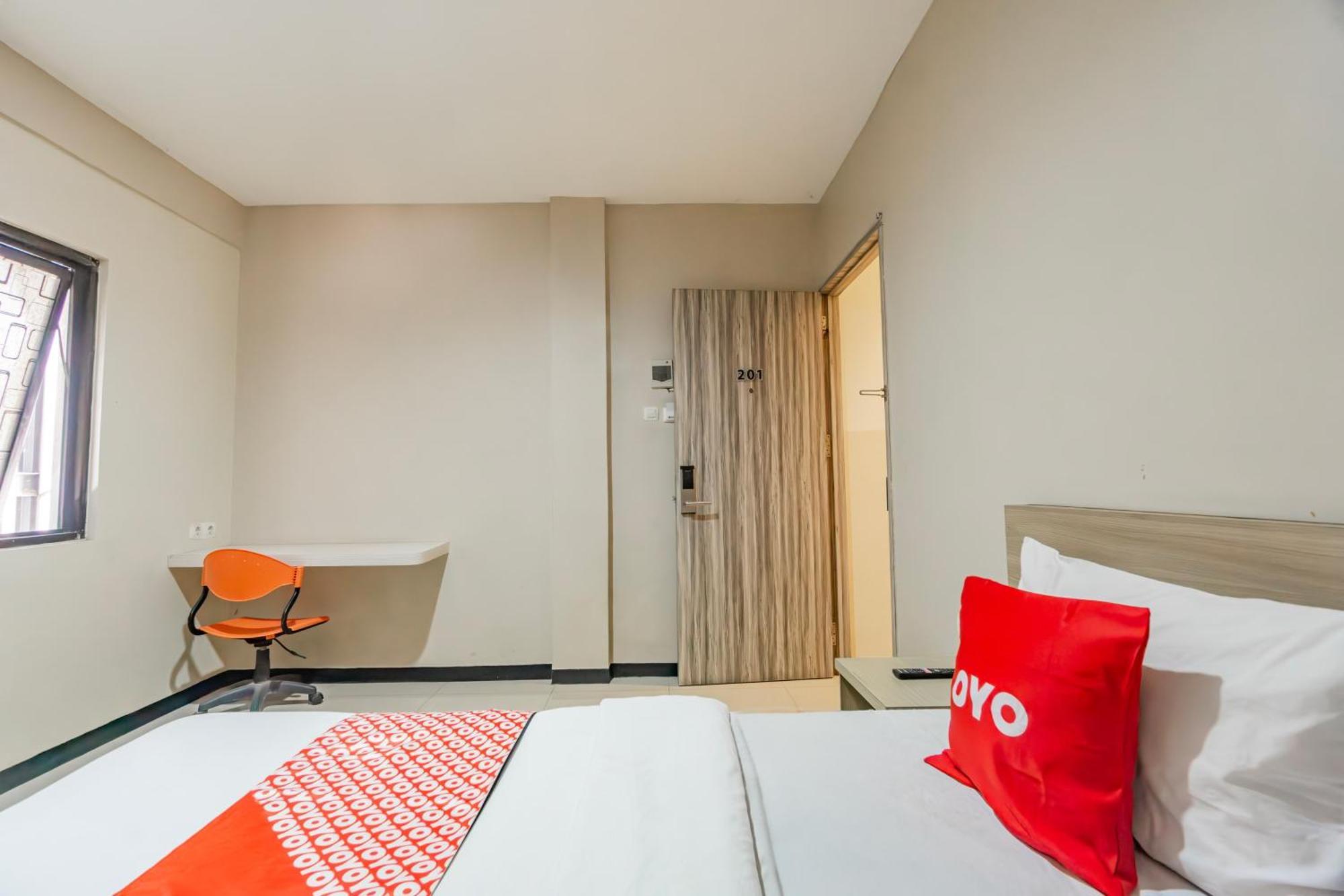OYO 1091 Ace Business Hotel Galaxy Syariah Surabaya Bagian luar foto