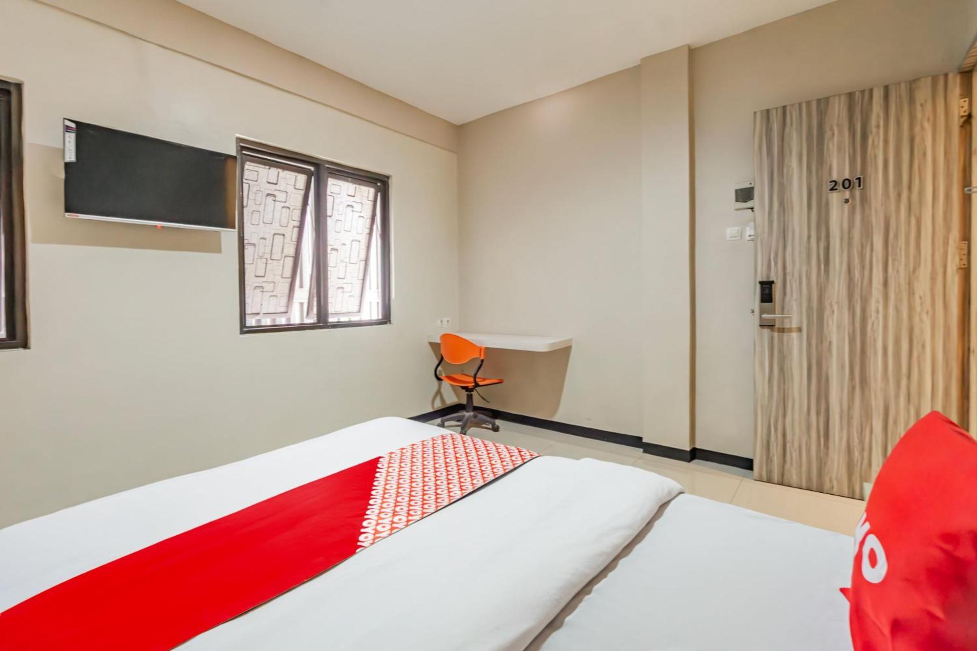 OYO 1091 Ace Business Hotel Galaxy Syariah Surabaya Bagian luar foto