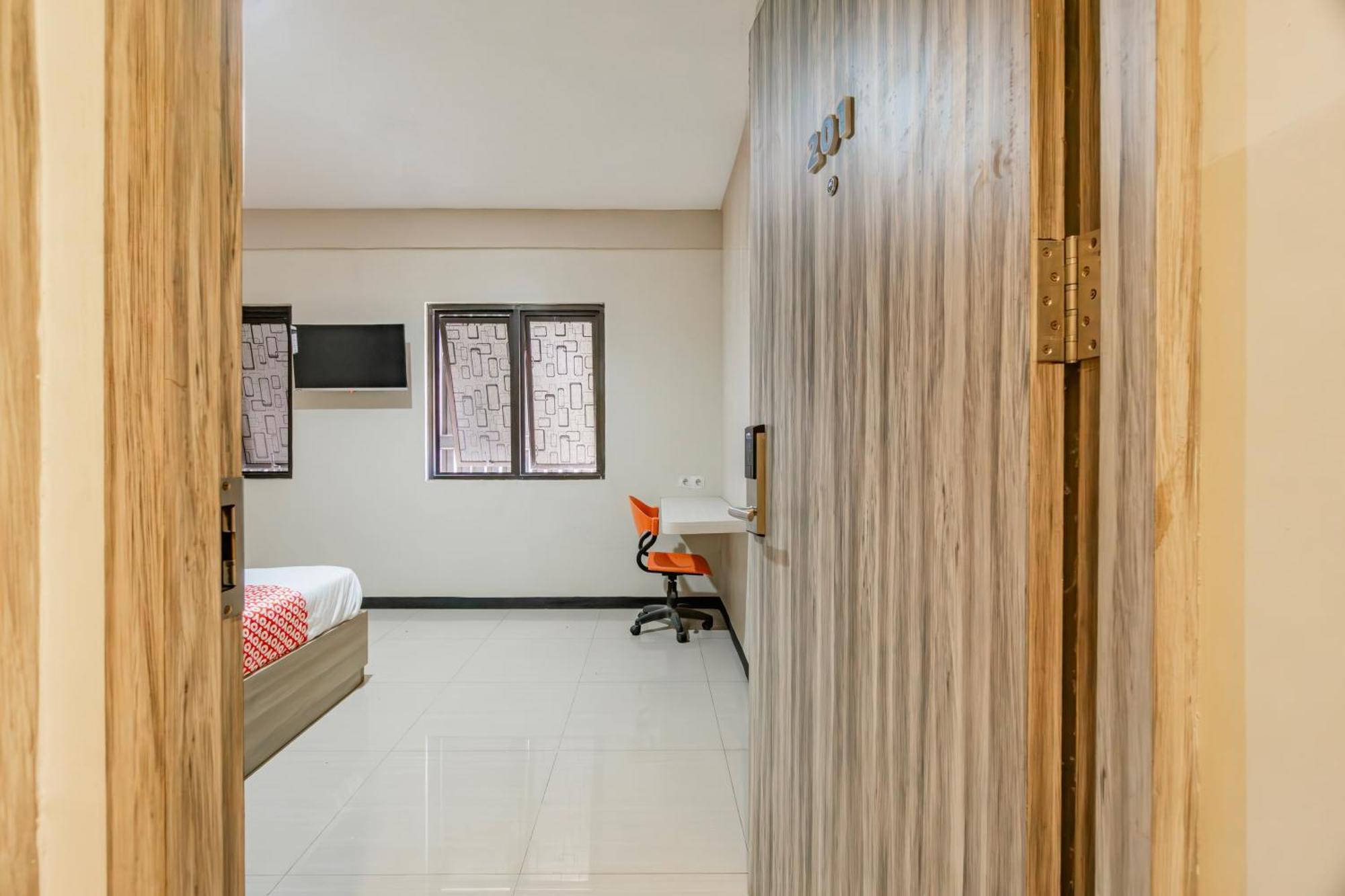 OYO 1091 Ace Business Hotel Galaxy Syariah Surabaya Bagian luar foto